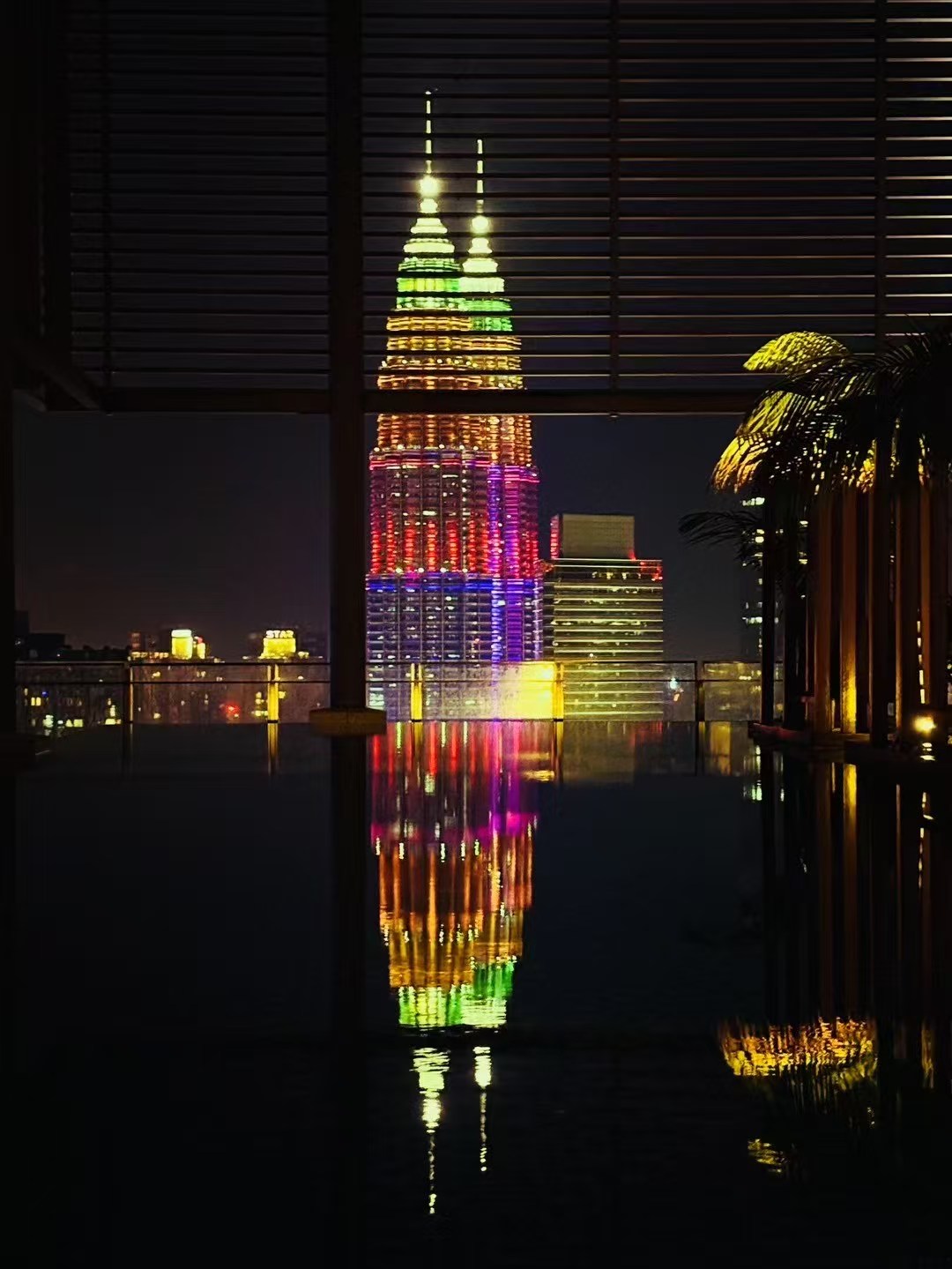 光影里的温情：马来西亚的屠妖节与多元共融之美 —— 灯火温柔处，便是人间共融的温度。