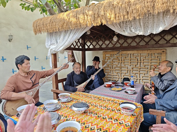 马中双语 | 新疆有个阿克苏·物华民丰  ——走进克孜尔石窟、龟兹魏晋遗址博物馆、龟兹小巷与《杏花之约·丝路龟兹》