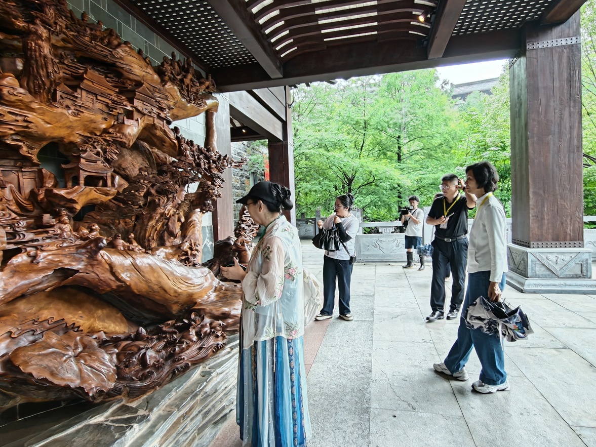烟雨润根雕 | 多国华文媒体齐聚开化，看见藏在深山的世界级匠心
